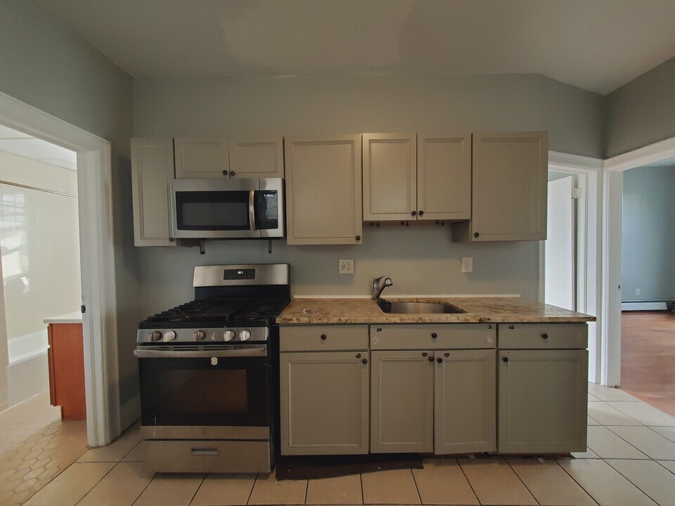 127 W 11th St in Bayonne, NJ - Building Photo