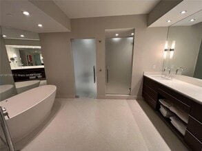 300 South Pointe Dr in Miami Beach, FL - Building Photo - Building Photo