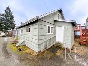 1215 Evans Ave W in Bremerton, WA - Building Photo - Building Photo
