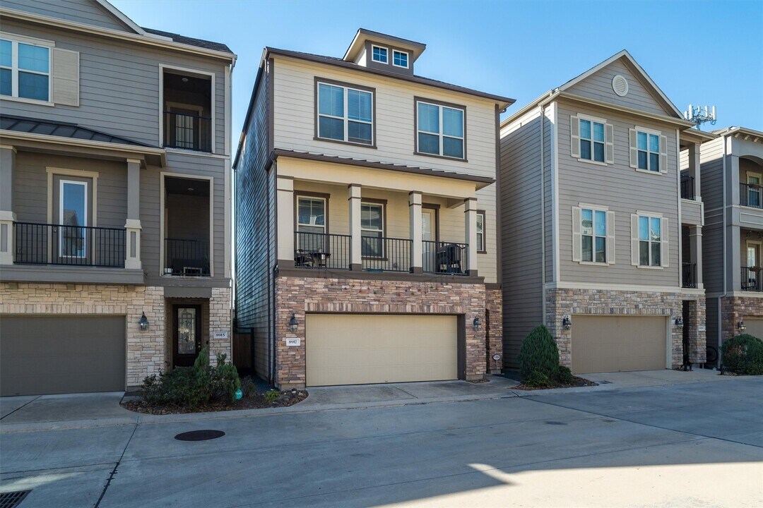 8917 Wind Springs Dr in Houston, TX - Building Photo