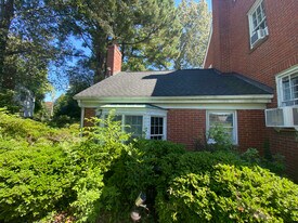 24 Holly Dr in Newport News, VA - Building Photo