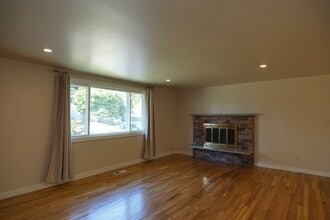1017 S 124th Pl in Seattle, WA - Building Photo - Building Photo