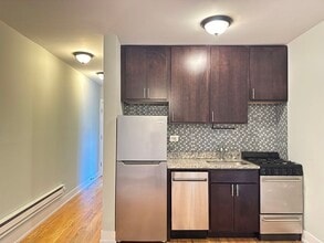 816 W Cornelia Ave, Unit A09C in Chicago, IL - Foto de edificio - Building Photo