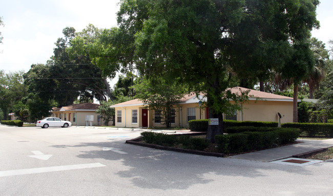 Holiday Heights Living Center in Bradenton, FL - Foto de edificio - Building Photo