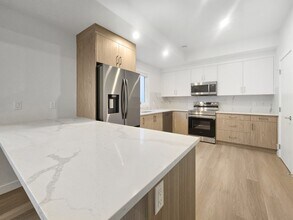 6123-6133 33 Ave NW in Calgary, AB - Building Photo - Building Photo