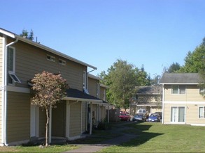 Woodsvilla Apartments in Elma, WA - Building Photo - Building Photo