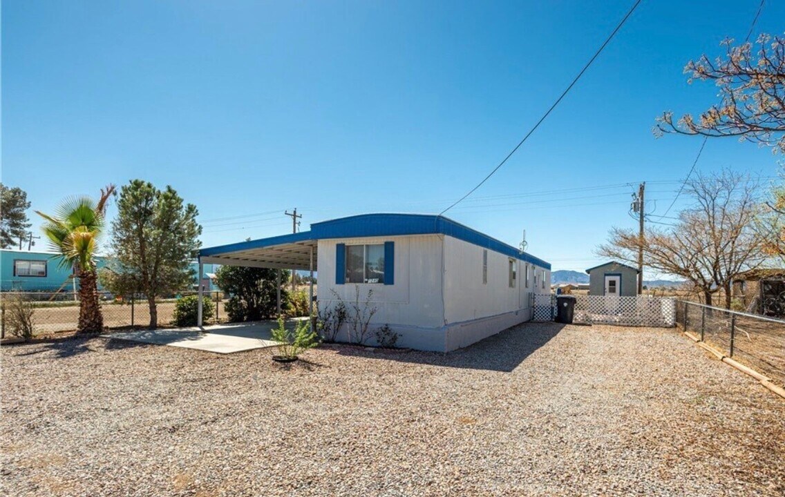 1240 Comstock Cir W in Pahrump, NV - Building Photo