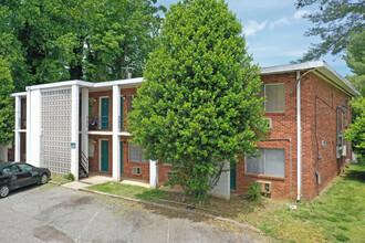 Salem Crossing in Winston-Salem, NC - Foto de edificio - Primary Photo