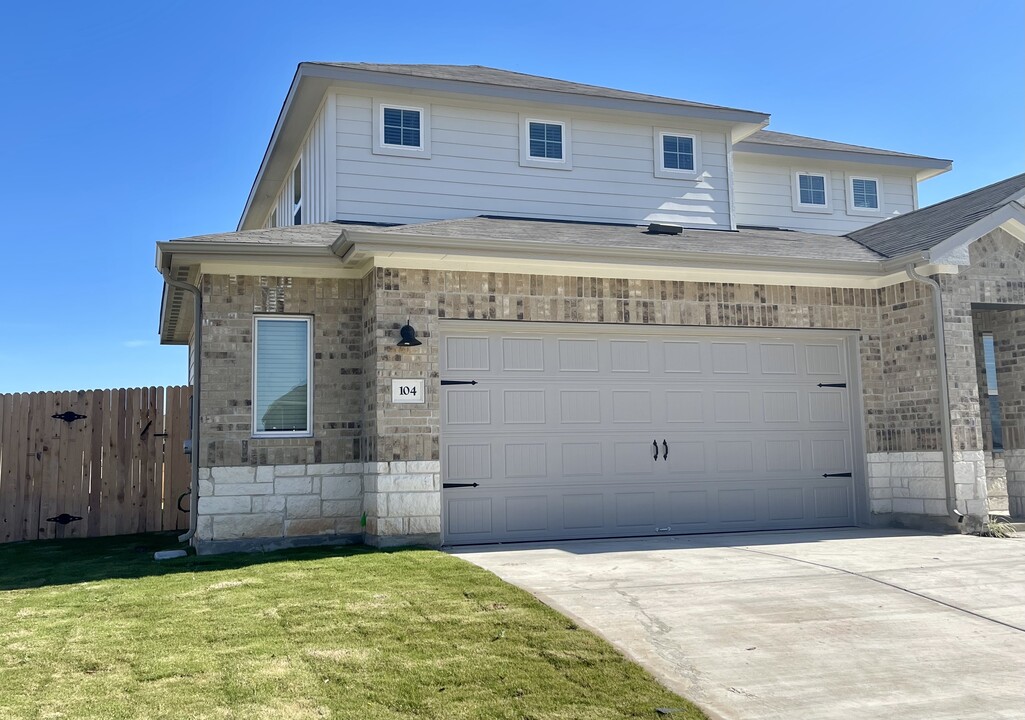 104 Capella Wy in Hutto, TX - Foto de edificio