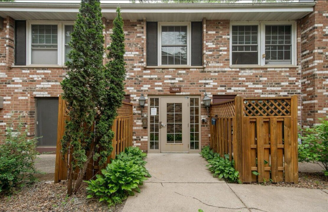 4584 Cedar Lk Rd S in St. Louis Park, MN - Building Photo