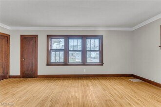 1530 E 214th St in Euclid, OH - Foto de edificio - Building Photo