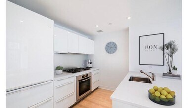 5 E 44th St in New York, NY - Building Photo - Building Photo
