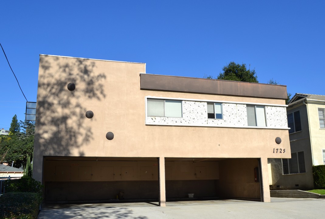 1725 E Chevy Chase Dr in Glendale, CA - Building Photo