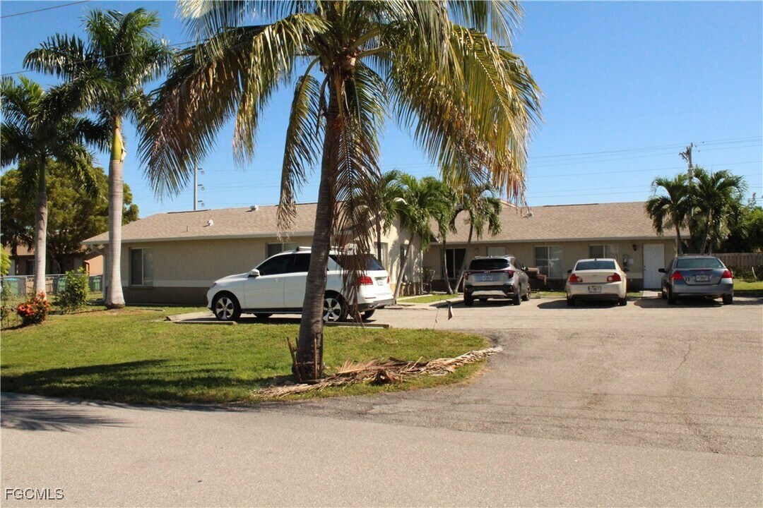 1811 SE 15th Pl in Cape Coral, FL - Building Photo