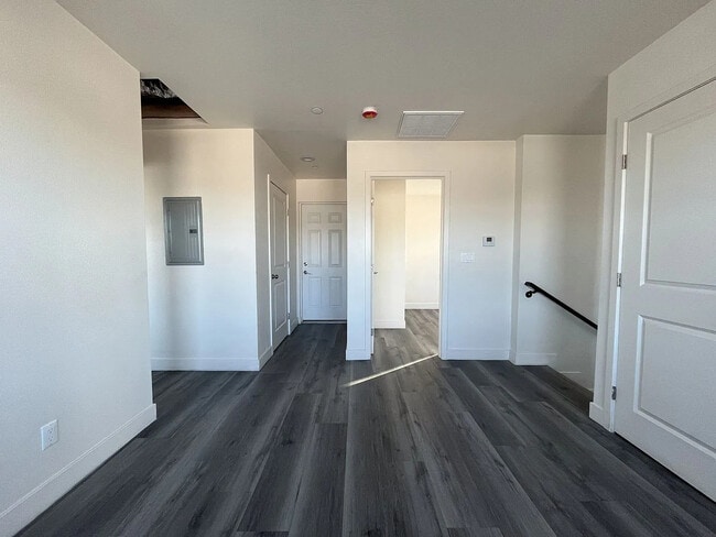 5017 Clara St in Cudahy, CA - Foto de edificio - Building Photo