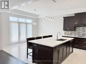96 Threshing Mill Blvd. in Oakville, ON - Building Photo - Building Photo