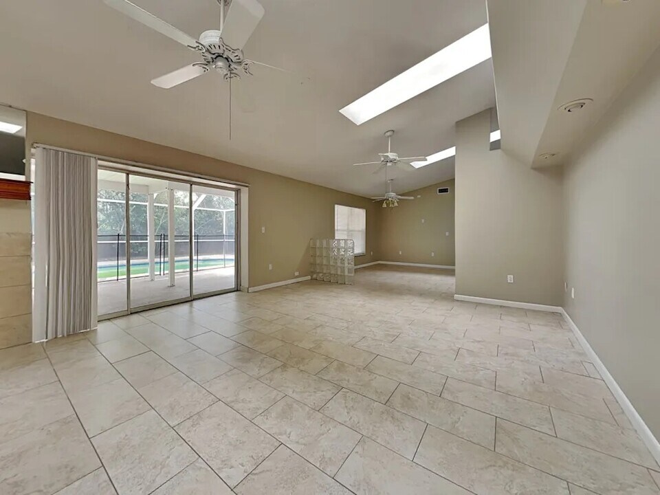 13016 Creek Manor Ct in Riverview, FL - Foto de edificio