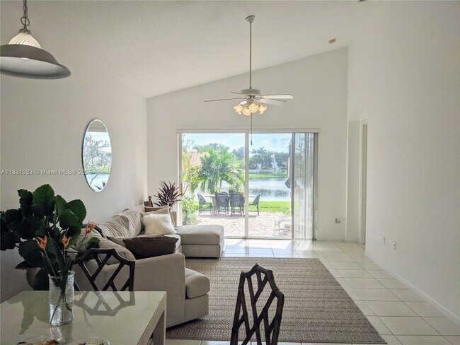 7294 NW 19th Ct in Pembroke Pines, FL - Foto de edificio - Building Photo