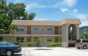 Rosalene Apartments in Fort Lauderdale, FL - Building Photo - Building Photo