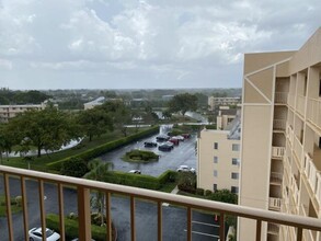 7076 Huntington Ln in Delray Beach, FL - Building Photo - Building Photo