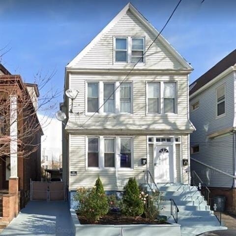 24 Eastern Pkwy in Jersey City, NJ - Building Photo