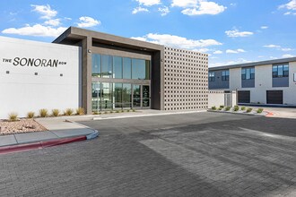 Sonoran Row Townhomes in Phoenix, AZ - Foto de edificio - Building Photo