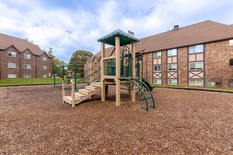 Candlewyck Apartments in Kalamazoo, MI - Building Photo - Building Photo