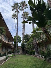 Collinswood Apartments in Tarzana, CA - Foto de edificio - Building Photo