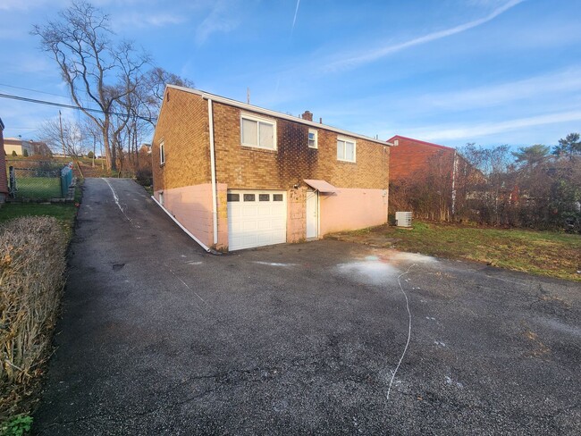 147 Glencoe Dr in West Mifflin, PA - Building Photo - Building Photo