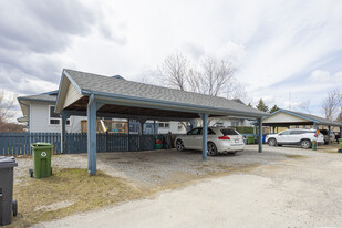 532 1 St E in Cochrane, AB - Building Photo