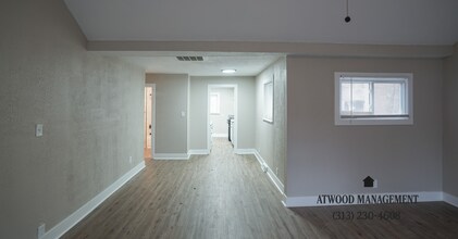 Fully Renovated 3-Bedroom Home – Move-In Ready for You! in Detroit, MI - Foto de edificio - Building Photo