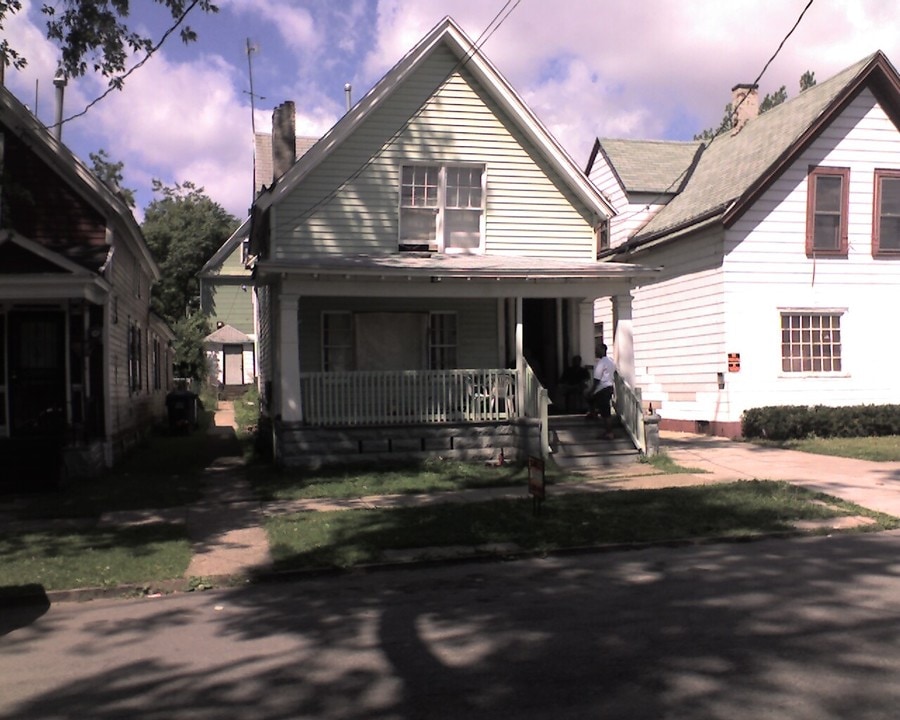 32 Pershing Ave in Buffalo, NY - Building Photo