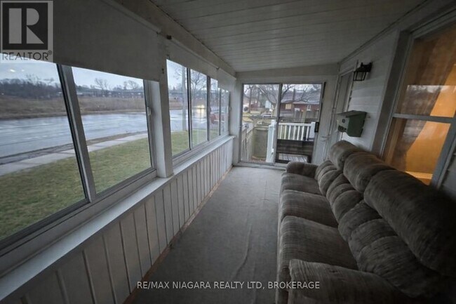 5561 Dorchester Rd in Niagara Falls, ON - Building Photo - Building Photo