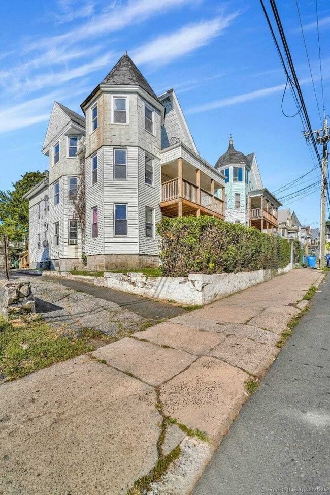 221 Willow St in Waterbury, CT - Building Photo - Building Photo