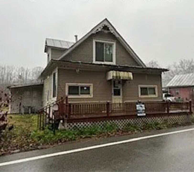 6284 McElroy Creek Rd in West Union, WV - Building Photo