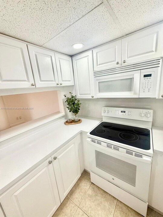984 W 40th St in Hialeah, FL - Building Photo