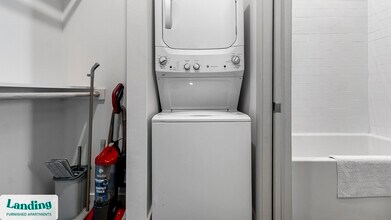 2511 Montopolis Dr, Unit 306 in Austin, TX - Foto de edificio - Building Photo