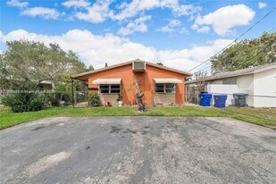 5831 Taylor St in Hollywood, FL - Building Photo