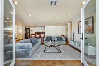 19554 Wells Dr in Los Angeles, CA - Building Photo - Building Photo