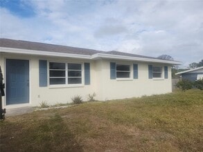 1140 Queen Rd in Venice, FL - Foto de edificio - Building Photo