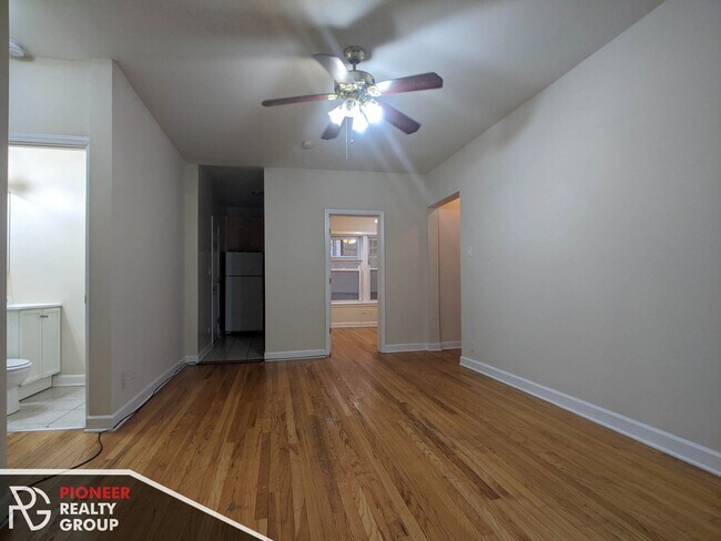 3921 N Pine Grove Ave, Unit W1 in Chicago, IL - Building Photo - Building Photo
