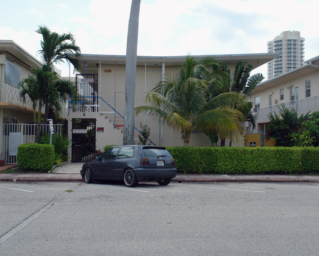 Oasis Apartments in Miami Beach, FL - Building Photo - Building Photo