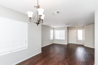 1812 La Villa Dr in North Las Vegas, NV - Building Photo - Building Photo