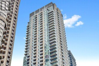 225 Webb Dr in Mississauga, ON - Building Photo - Building Photo