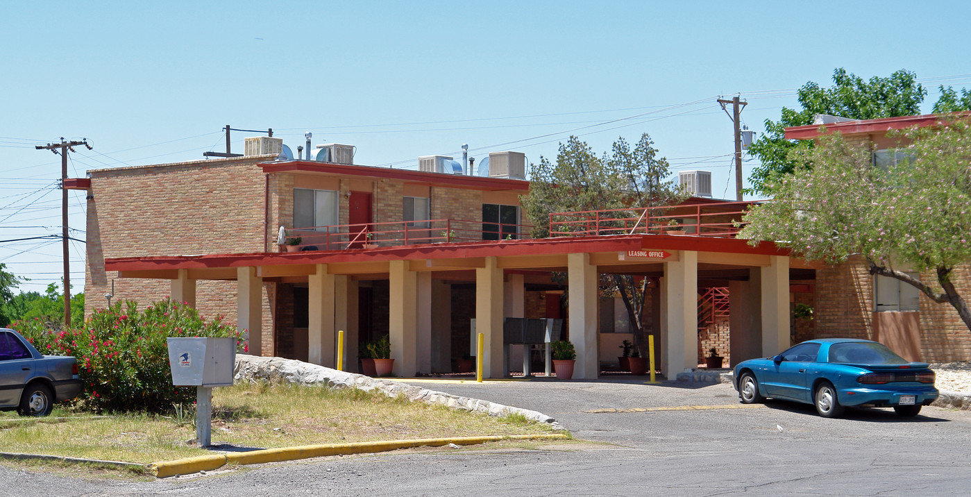 Villa Holiday Apartments in El Paso, TX - Building Photo