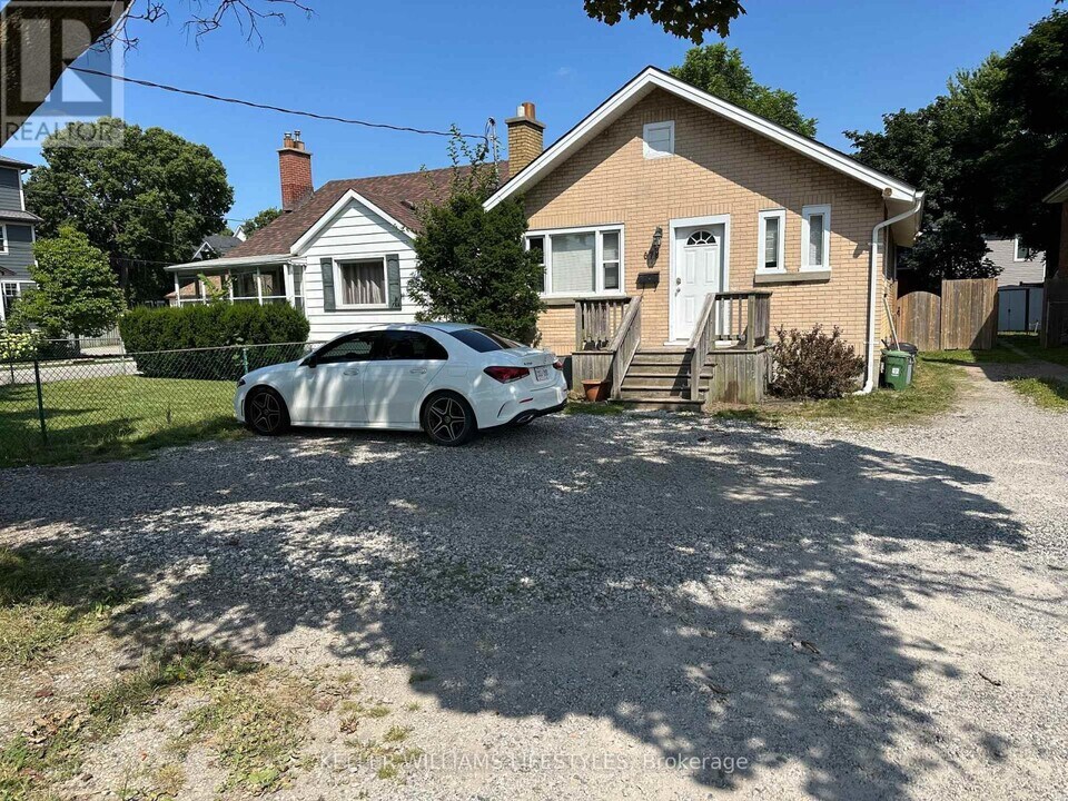 678 Oxford St E in London, ON - Building Photo