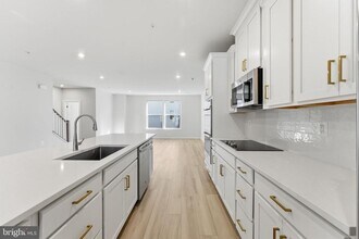 2136 Glacier Rd in Herndon, VA - Building Photo - Building Photo