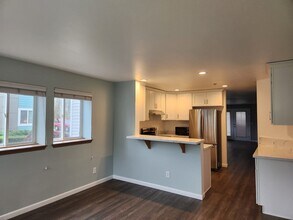 12406 SE 31st St, Unit 101 in Bellevue, WA - Building Photo - Building Photo