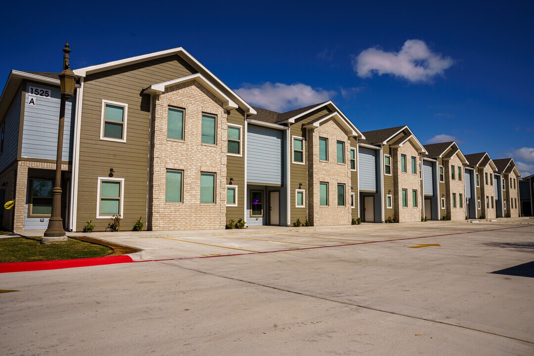 1402 S H St, Unit C12 in Harlingen, TX - Building Photo