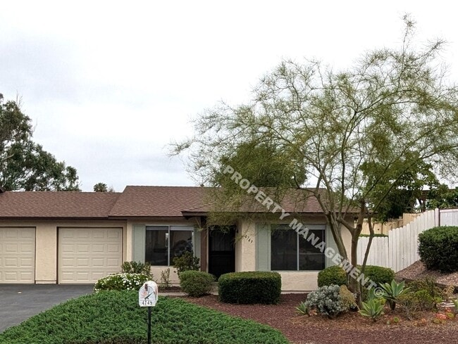 4749 Canterbury Ct in Oceanside, CA - Foto de edificio - Building Photo